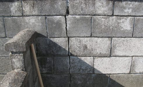 数十年前の既存ブロック塀の劣化状況。